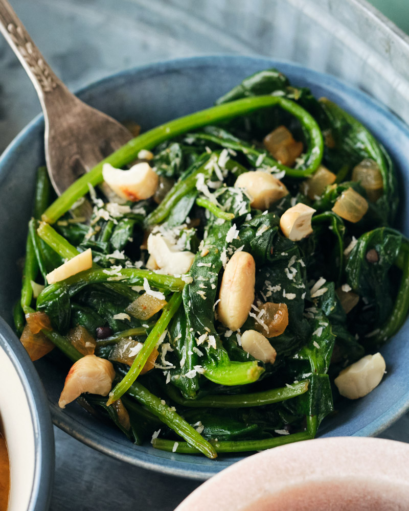 spiced up spinach with crunchy cashews