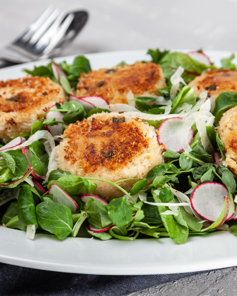 bistro salad with warm crab cakes