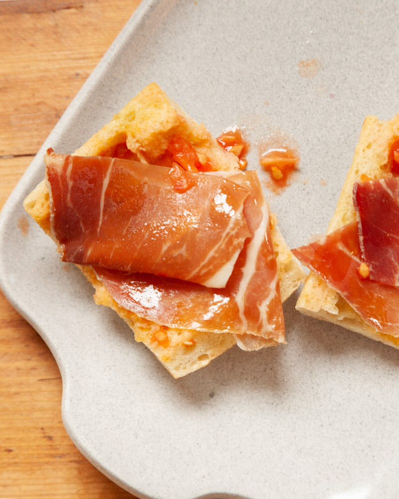 pa amb tomàquet (catalan tomato toast)