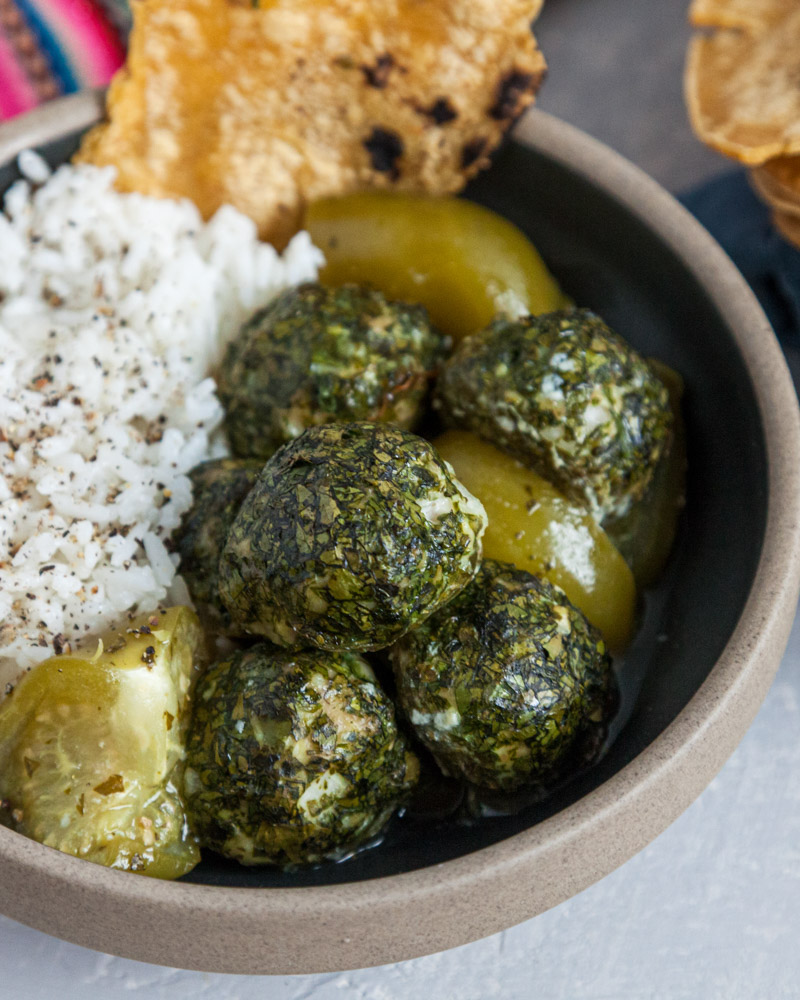 albóndigas de pavo en salsa verde (turkey meatballs with tomatillos and cilantro)
