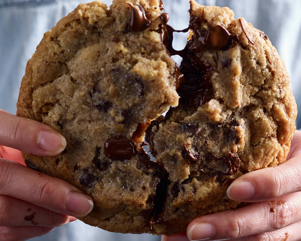 Hands breaking a cookie